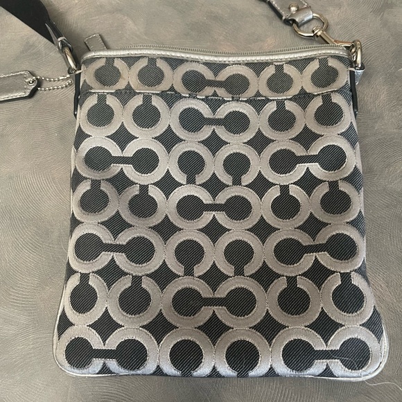 Women’s Coach Black and silver metallic shoulder or crossbody bag-zipper closure - Picture 4 of 9